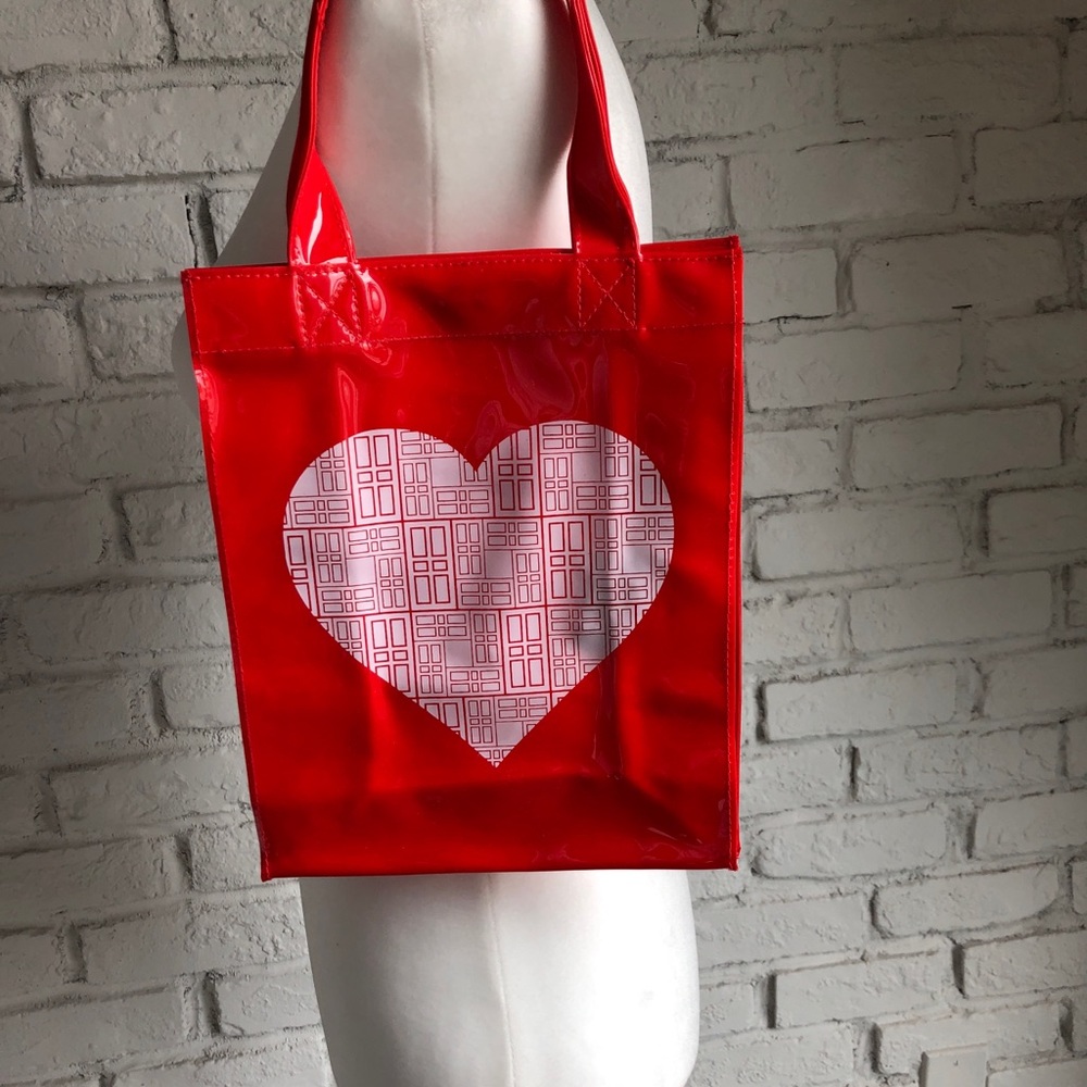 NEW Elizabeth Arden Heart Red Waterproof Makeup, Gift Bag Valentine’s Day - Picture 1 of 8